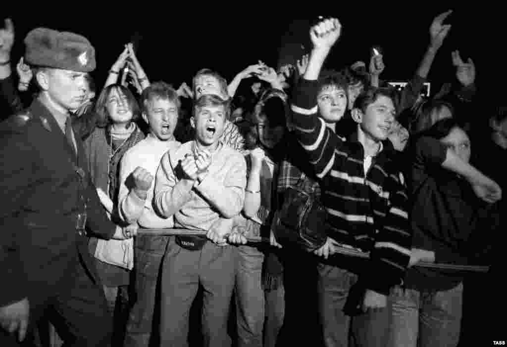 После трагической смерти Виктора Цоя в августе 1990 года в автомобильной катастрофе его друзья и поклонники организовали концерт его памяти в Москве. Годом раньше группа «Кино» сыграла свой самый большой концерт, который собрал 62 000 зрителей на стадионе в Москве