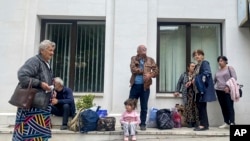 Місцеві жителі зібралися біля будівлі муніципалітету після повідомлень про стрілянину в Степанакерті, Нагірний Карабах, 21 вересня 2023 року