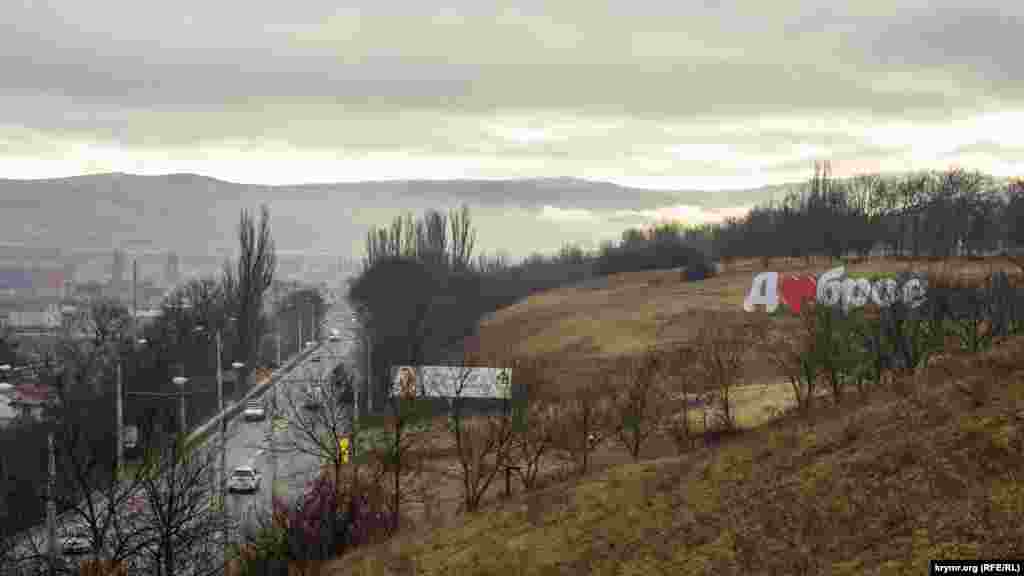 Автодорога Симферополь-Ялта рассекает село Доброе (до 1945 года – Мамут-Султан), как и другие села Добровской долины, почти пополам