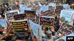 Thousands of supporters of the banned Tehrik-e Labaik Pakistan (TLP) party had been marching from Lahore on October 22 toward the capital, Islamabad. (file photo)