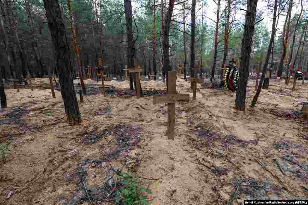 Масові поховання під Ізюмом, вересень 2022 року / Праворуч: початок жовтня 2024-го  Зараз місце масових поховань виглядає так, частина місцевих жителів вважає що тут потрібно будувати меморіал, інші – що це потрібно вже робити після перемоги. Дехто вважає що принаймні поховання потрібно засипати. Одностайної думки у містян немає  