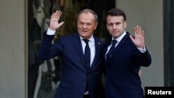 Президент Франции Эммануэль Макрон (справа) и премьер-министр Польши Дональд Туск перед встречей с европейскими лидерами по вопросам Украины и европейской безопасности. Париж, 17 февраля 2025 года