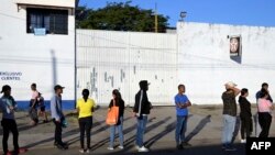 მიგრანტები ვენესუელიდან რიგში ელოდებიან საშვებს, რომელიც მათ უფლებას მისცემს მექსიკის საზღვრის გავლით შევიდნენ აშშ-ის ტერიტორიაზე. მექსიკის შტატი ჩიაპასი, 2025 წელი