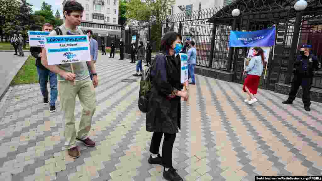 Участники акции ходили по кругу, что символизировало их постоянную борьбу против постоянного молчания России касательно исчезновений крымчан. «26 мая своим перформансом мы показали, что как бы долго мы не ходили по этому кругу, мы все равно его разорвем и узнаем правду о пропавших», – рассказали организаторы акции