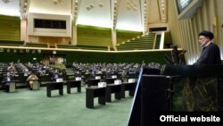 Президент Ірану Ебрагім Раїсі виступає в парламенті, 25 серпня 2021 року
