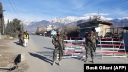 د ضلعې د پولیسو مشر وايي، امنیتي سرتېرو د مظاهره کوونکو خورولو لپاره هوايي ډزې کړې دي. 