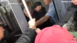 Клиенты ТФБ и Интехбанка штурмуют Кабинет министров Татарстана. Видео Клиенты ТФБ и Интехбанка штурмуют Кабинет министров Татарстана. Видео