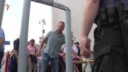 Один силовик на двох вірян – хода пройшла без інцидентів (відео) Один силовик на двох вірян – хода пройшла без інцидентів (відео)