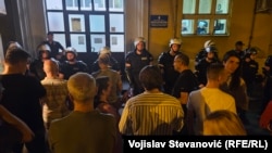 Полиција и граѓани во Врачар, Белград, ноќта помеѓу 2 и 3 јули 2025 година.