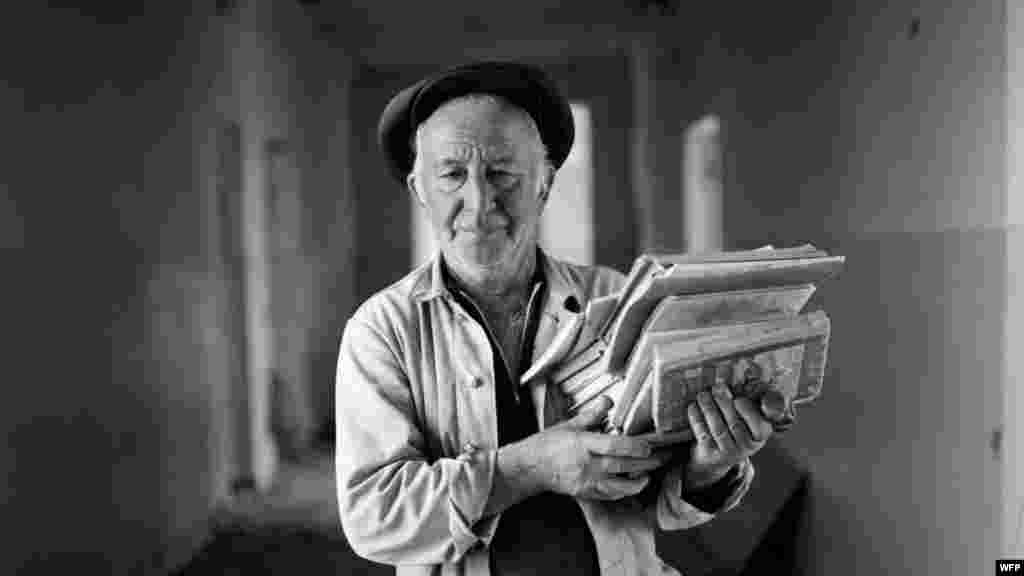 Один из рабочих, нанятых для уборки школы. Школа №1, Беслан, Северная Осетия. 16 сентября 2004. Джеймс Хилл  