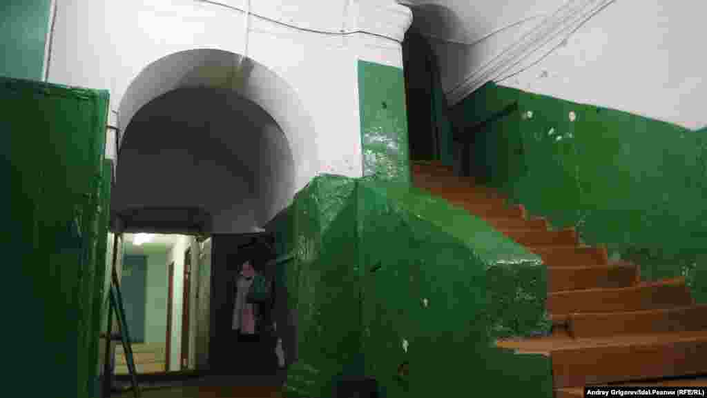 Часть родителей, кстати, уже не выдержала нервотрепки с регулярными наездами роспотребнадзора и обрнадзора — и перевела детей в в школу, расположенную за три десятка километров от Шурана, в селе Среднем Девятове. Путь пролегает по федеральной трассе, включая участок повышенной аварийности.