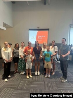 Ірина Колотило з українськими мігрантами у Канаді