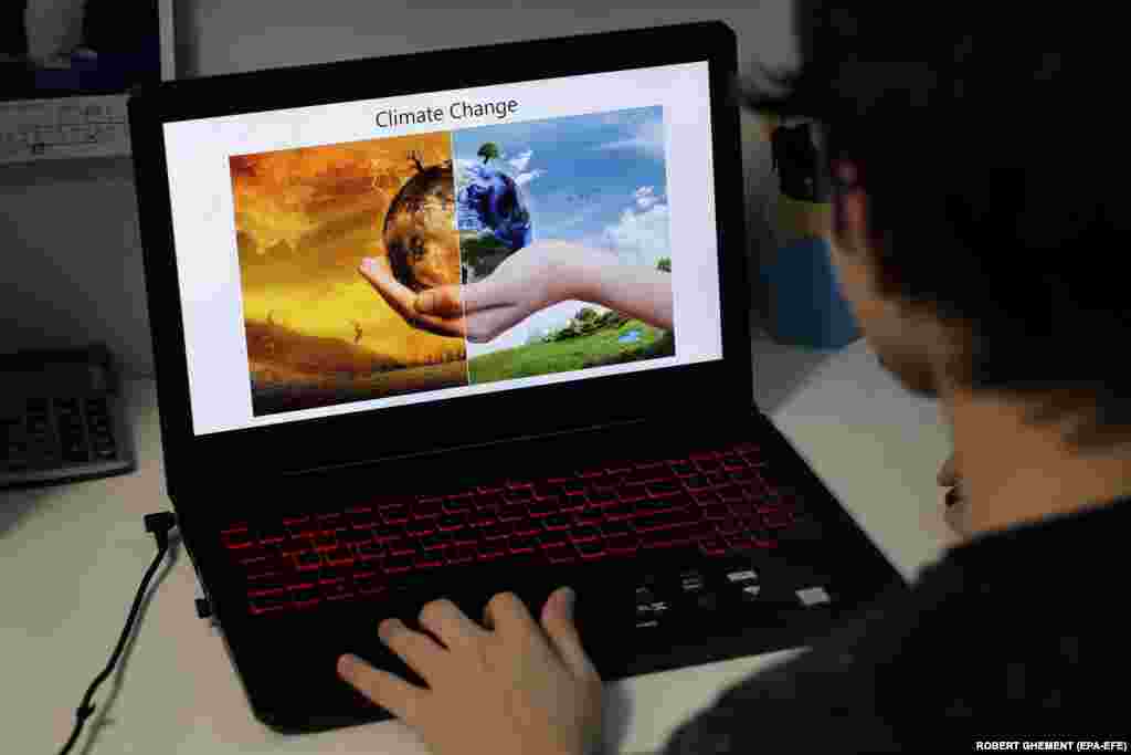 Учень румунської школи Міхай, 15 років, вносить остаточні правки у своє слайд-шоу перед глобальною онлайн-подією «День Землі 50» у квартирі в Бухаресті, Румунія, 21 квітня 2020 року. Цього року, щоб відзначити 50-у річницю Дня Землі, прихильники «Мережі «День Землі» (EDN) по всьому світу просять заповнити цифровий ландшафт глобальними бесідами, закликами до дії, виступами, навчальними відео тощо