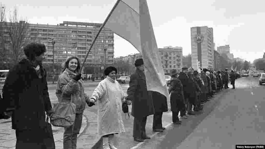 «Живая цепь» в Киеве. Эта акция – одна из самых масштабных такого рода в мировой истории