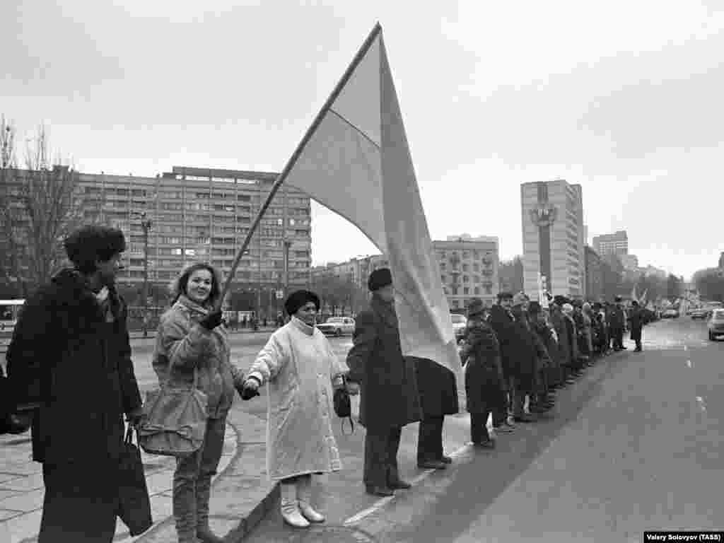 «Живий ланцюг» у Києві. Ця акція – одна із наймасштабніших такого роду у світовій історії