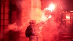 Nakon protesta u Novom Sadu, policija na incidente odgovorila suzavcem i hapšenjima Nakon protesta u Novom Sadu, policija na incidente odgovorila suzavcem i hapšenjima