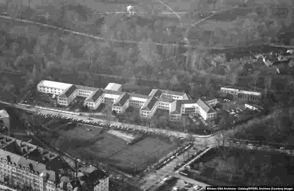 Штаб-квартира у комплексі поруч із мюнхенським парком «Англійський сад».На 3 роки пізніше за Радіо Вільна Європа було засновано ще одну, сестринську організацію – Радіо Визволення. Вона вела мовлення суто на Радянський Союз. Із 1959 року і понині вона носить назву Радіо Свобода