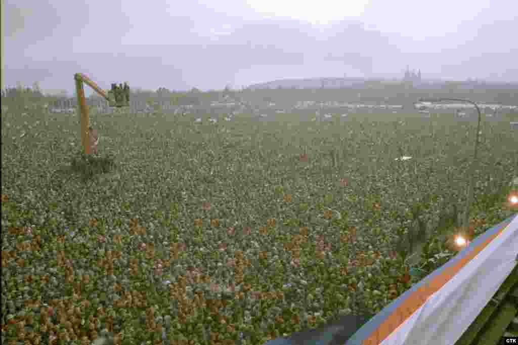 The protests had to relocate to a space large enough to accommodate the huge numbers. Half a million people came to listen to speeches from Havel and other opposition leaders in Letna Park on November 26. 