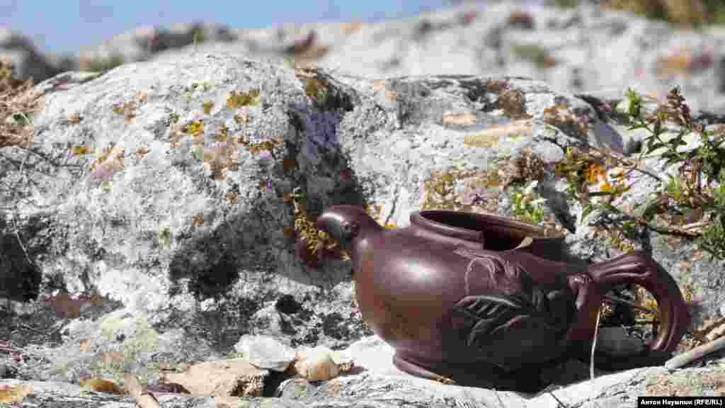 На восточном мысе Тешикли-Бурун (Дырявый мыс) лучше всего из построек Мангупа сохранилась цитадель. На самом верху трехэтажной крепости были жилые помещения правителя Мангупа, а внизу – арсенал, который использовался и как тюрьма