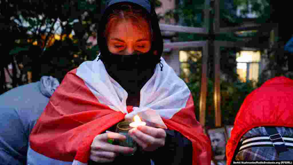 Акція розпочалась о 19:00 біля Посольства Республіки Білорусь 