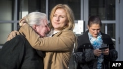 Мать из Сребреницы перед Гаагским судом после оправдания Момчило Перишича, 28 февраля 2013 г.
