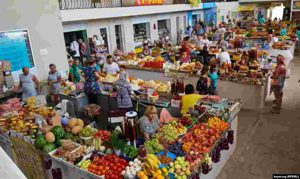 За ранний столовый виноград – втрое больше. Впрочем, на центральном рынке Коктебеля цены еще выше