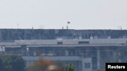 Украинский флаг над аэропортом Донецка. 1 сентября