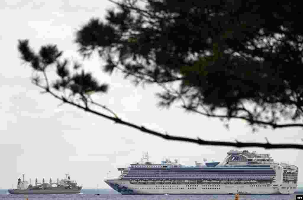 У Міністерстві закордонних справ України у відповідь на запит Радіо Свобода повідомили, що посольство України в Японії вживає оперативних заходів у зв’язку з ситуацією довкола заблокованого через спалах коронавірусу біля берегів Японії круїзного лайнера з українцями на борту. У зовнішньополітичному відомстві обіцяють «забезпечення належного консульського супроводу справи».