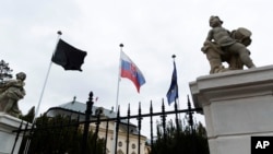 Прапор Словаччини на тлі урядової будівлі