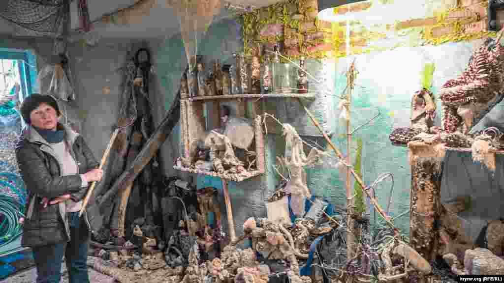 «Большинство экспонатов – находки приезжих и крымских дайверов, а также то, что выбрасывают на берег штормы», – поясняет Анна Лопакова, в прошлом профессиональный культработник и режиссер