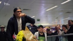 Олександр Усик після перемоги повернувся додому (відео) Олександр Усик після перемоги повернувся додому (відео)
