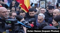 Понад 100 людей зібралися біля виборчої дільниці в столиці 8 грудня