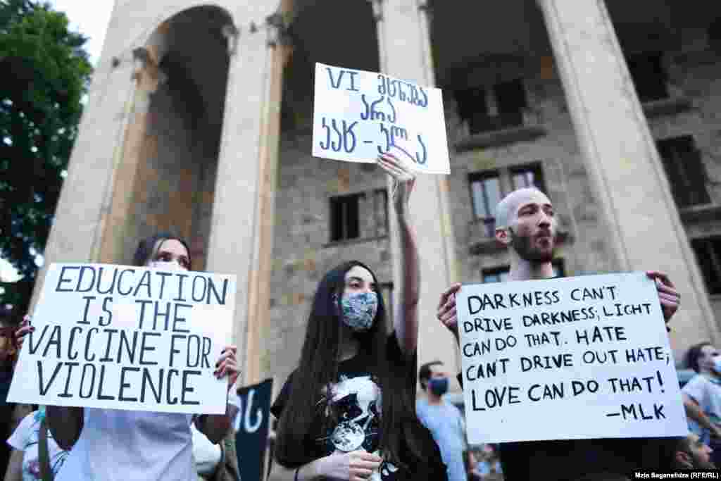 Надпись на плакате: «Образование – вакцина от насилия».