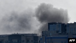 Дим піднімається над будівлями після атаки російських безпілотників на Київ, Україна, 26 серпня 2024 року
