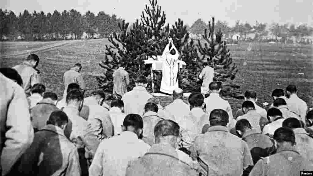 Священник проводит богослужение для французских солдат на фронте в Шампани, восточная Франция, 1915 год  