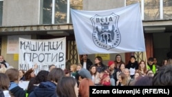 U Petoj beogradskoj gimnaziji sedam profesora nije dobilo produženje ugovora o radu. Na slici: protest ispred te škole, 8. april 2025.