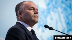 Десятки народних депутатів України отримали запрошення від фонду Віктора Пінчука взяти участь в Українському сніданку в Давосі в січні цього року – багатьом із них запропонували також оплатити проїзд та проживання