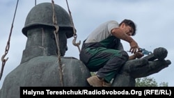 Демонтаж радянського монументу слави у Львові, липень 2021 року