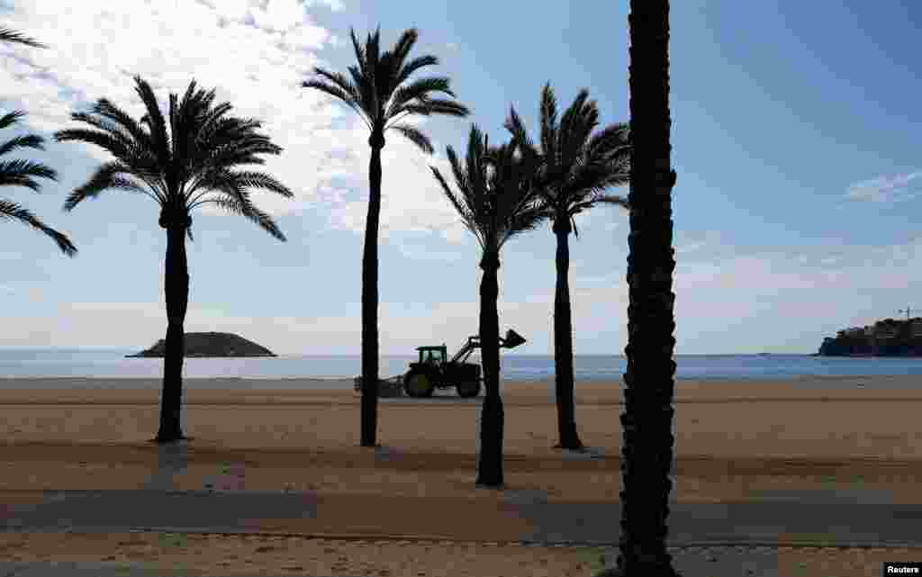 На фото безлюдний популярний пляж у туристичній мецці Іспанії – Майорці