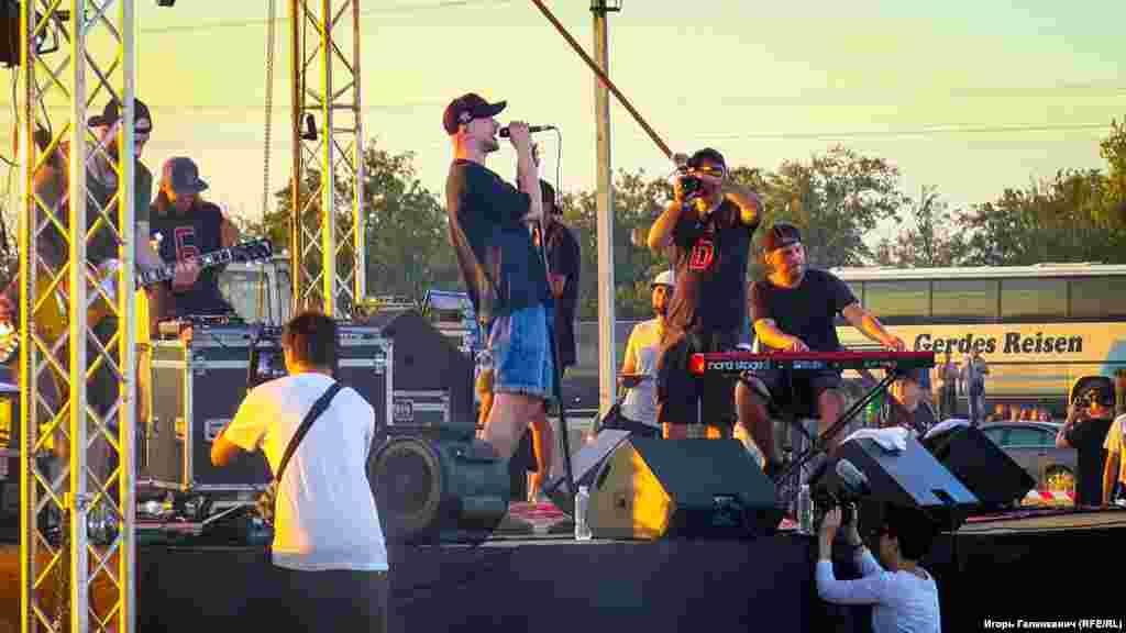 «Акция по освобождению политических узников продолжается не один год, а с начала оккупации Крыма. Она приобрела огромный резонанс, и меня очень тешит, что именно в этот год, возможно, из-за голодовки Сенцова, весь мир встал на поддержку наших заключенных, чьим символом стал Олег Сенцов», – сказал Андрей Хлывнюк во время общения с журналистами