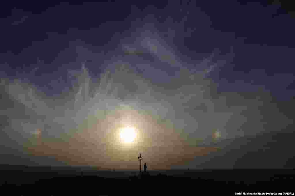 Гора Кременець, вересень  2022 року / Праворуч: початок жовтня 2024-го  В Ізюмі зараз відносно тихо. Найактивніші бойові дії зараз точаться за 50 кілометрів від міста. Гора Кременець, сонячне гало  