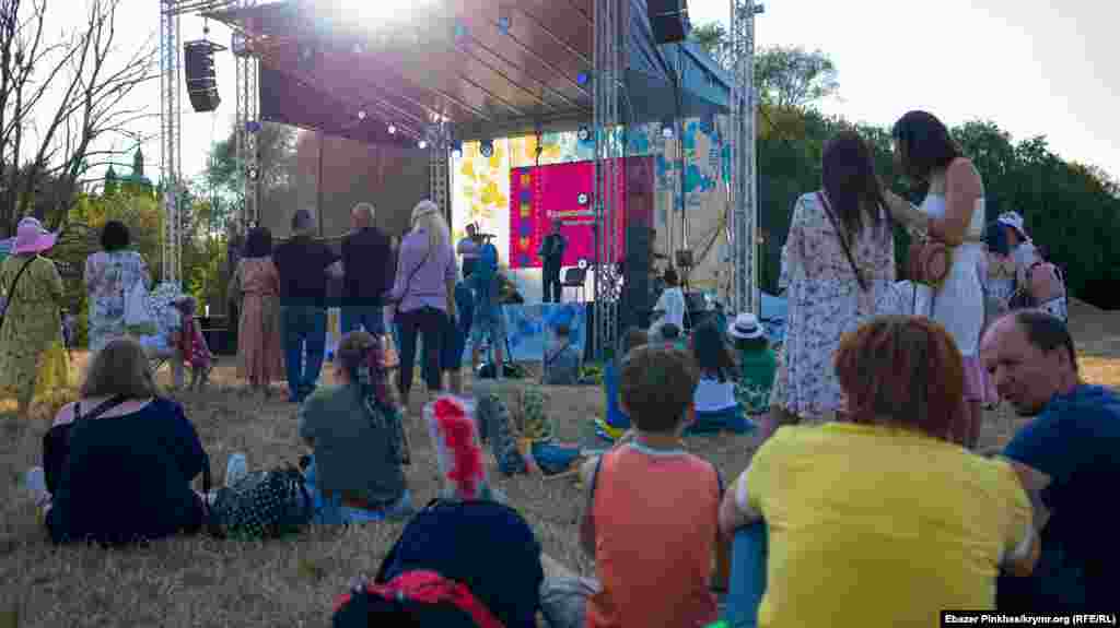 Со сцены прозвучал крымскотатарский фолк в исполнении ансамбля «Мусафир»