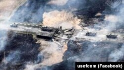 На цій фотографії, оприлюдненій Міноборони України 14 квітня 2022 року, підірваний українськими військовими міст разом із російською технікою, яка рухалася в бік міста Ізюма на Харківщині