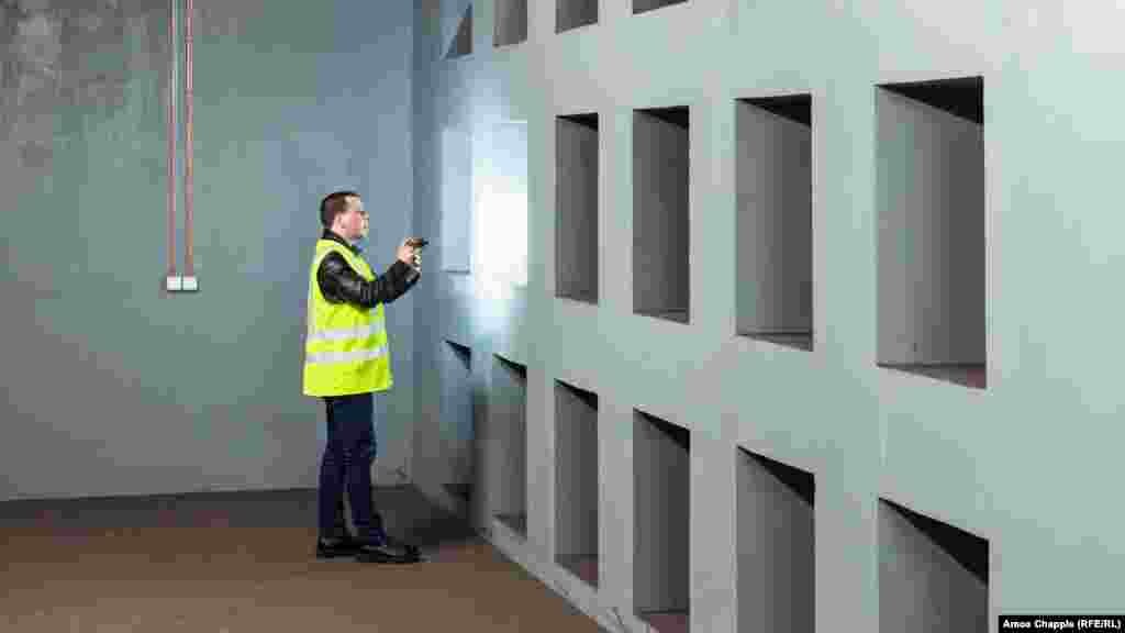 Radnik podzemne žejeznice pregleda zid vazdušnih filtera u OSM-u. Mreža skloništa je dizajnirana da primi do 320.000 ljudi unutar nekoliko posebno opremljenih stanica metroa i tunela između njih.  