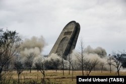 Демонтаж меморіалу Другої світової війни в Кутаїсі в грудні 2009 року