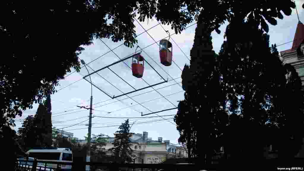 Канатная дорога «Ялта – Горка». Вход на нее располагается в центре Ялты, рядом со зданием гостиницы «Таврида»