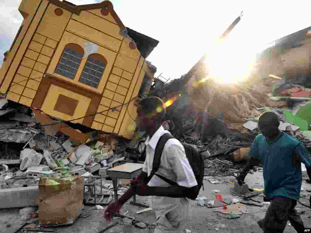 Британское издание "Дейли телеграф" сообщает, что спасателям пока не удалось наладить скоординированную работу по извлечению людей из завалов, а для помощи раненым не хватает медицинских ресурсов