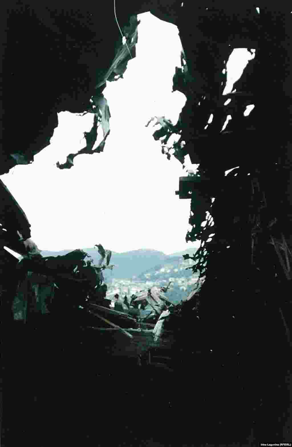 Минометные обстрелы с гор приносили больше человеческих жертв, чем артиллерия. От артиллерии еще могут защитить стены. Мина падает отвесно между домами. Вид на те самые горы, с которых прилетел снаряд.