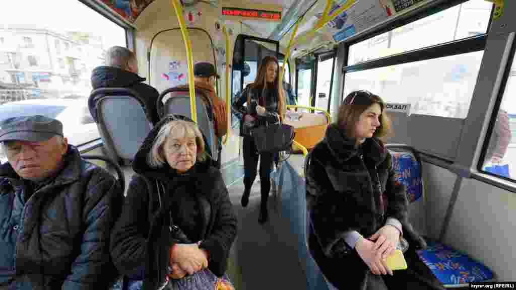 21 марта в Крыму подтвердили первый случай заболевания коронавирусом. По словам российского главы полуострова Сергея Аксенова, заболевший прибыл из Франции. На тот момент в общественном транспорте полуострова еще можно было пребывать без средств индивидуальной защиты