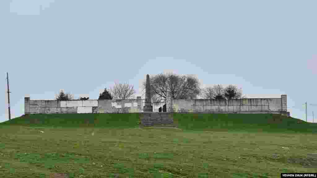 Построенный в начале 1990-х годов на Каткартовом холме в Севастополе Мемориал погибшим в Крымской войне английским воинам продолжает разрушаться